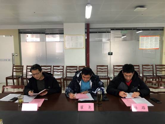 人们在桌子边描述已自动生成