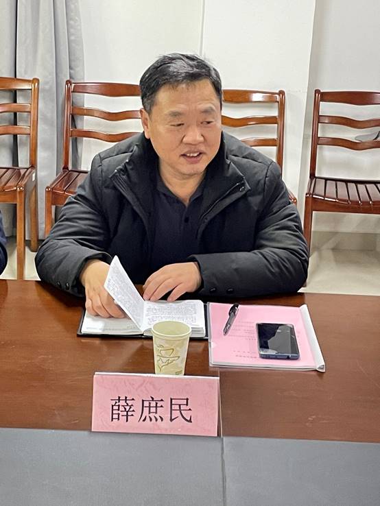 桌子前坐着的人描述已自动生成