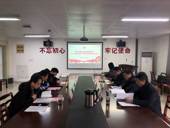 餐厅里的人们描述已自动生成